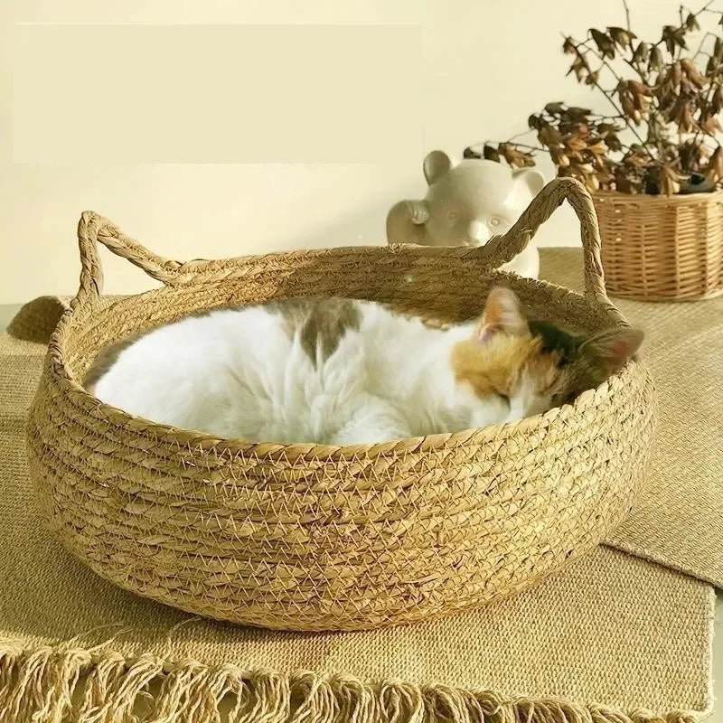 Give your cat the perfect spot to relax with this pure hand-woven rattan cat nest. Designed for all seasons, it includes a warm, removable, and washable pad to keep your pet comfortable year-round.