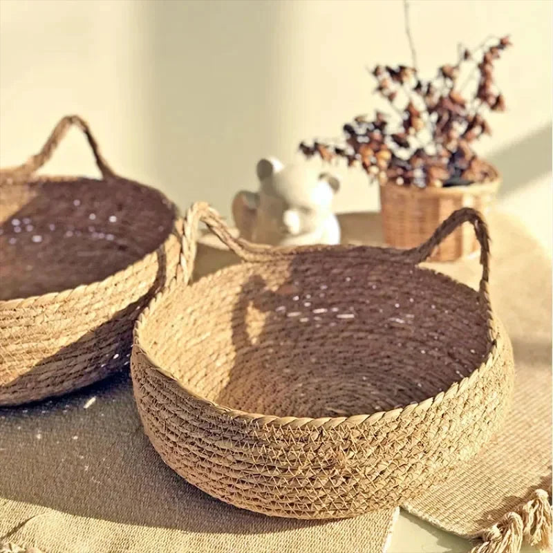 Give your cat the perfect spot to relax with this pure hand-woven rattan cat nest. Designed for all seasons, it includes a warm, removable, and washable pad to keep your pet comfortable year-round.